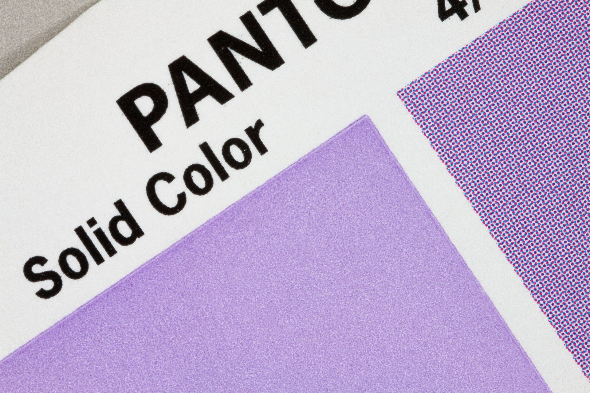 Das ABC der Sonderfarben: Die außergewöhnlichen Farbtöne von Pantone und HKS